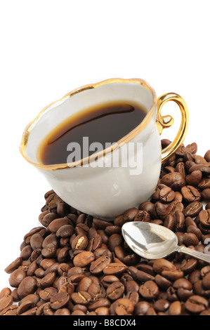 stilvolle Kaffeetasse mit silbernen Löffel A Tasse mit einen Kaffee zu trinken, was es auf weißem Hintergrund isoliert ist Stockfoto