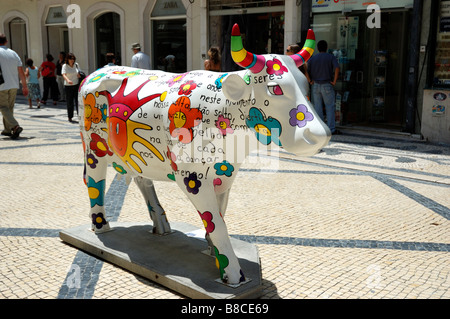 Eine bunte Fiberglas full-Size Kuh stehend in Rua Augusta als Teil der Cow Parade Lissabon 2006 Stockfoto