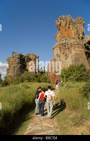 Touristen besuchen die Sandstein-Formationen in der Vila Velha State Reserve, Ponta Grossa, Paraná, Brasilien Stockfoto