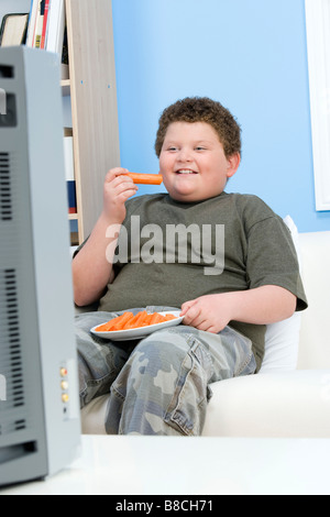 Junge Möhren essen Stockfoto