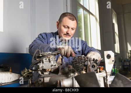 Mechaniker arbeiten am Motor Stockfoto