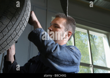 Mechaniker arbeiten auf Reifen Stockfoto