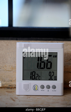 EIN VERBRAUCH ENERGIEMONITOR ANZEIGE DEN GESAMTEN AKTUELLEN STROMVERBRAUCH IN EINEM HAUS UK Stockfoto