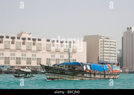 Dubai, Vereinigte Arabische Emirate, A Dhow, einem alten hölzernen Segelschiff voller Ladung Blätter Dock in Deira. Stockfoto