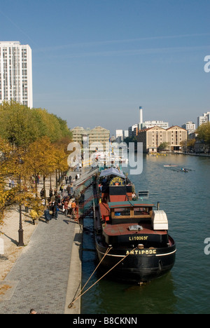 Peniches Sur le Canal Saint Martin Paris Frankreich Stockfoto