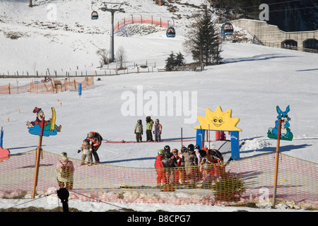 Rauris Österreich EU Januar Gruppe von Kleinkindern mit grundlegenden Skikurs auf der Baumschule Pisten Stockfoto