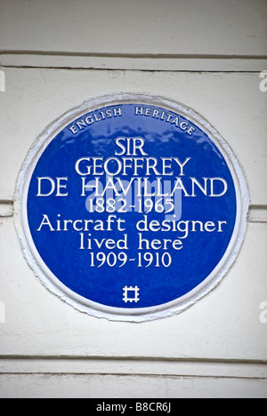 Englisches Erbe blaue Plakette markiert eine ehemalige Wohnhaus des Flugzeugs Designer Sir Geoffrey de Havilland, Barons Court, London, england Stockfoto