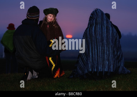 EINE FAMILIE UHR DEN SONNENAUFGANG IN STONEHENGE WÄHREND DER FEIERLICHKEITEN DER WINTERSONNENWENDE WILTSHIRE UK Stockfoto