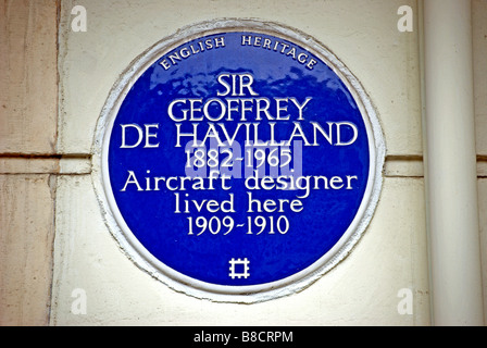 Englisches Erbe blaue Plakette markiert eine ehemalige Wohnhaus des Flugzeugs Designer Sir Geoffrey de Havilland, Barons Court, London, england Stockfoto