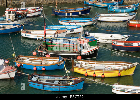 Boote im Hafen von Coverack, Cornwall Stockfoto