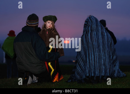 EINE FAMILIE UHR DEN SONNENAUFGANG IN STONEHENGE WÄHREND DER FEIERLICHKEITEN DER WINTERSONNENWENDE WILTSHIRE UK Stockfoto