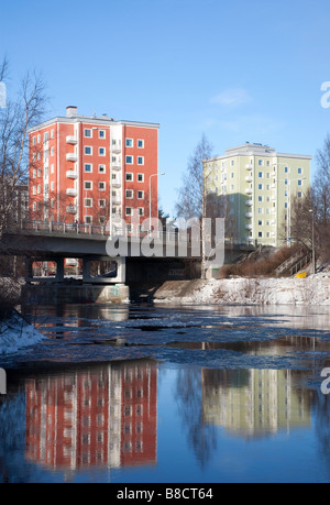 Rot und Grün altmodische Finnische Wohnblock, Merikoski Oulu, Finnland Stockfoto