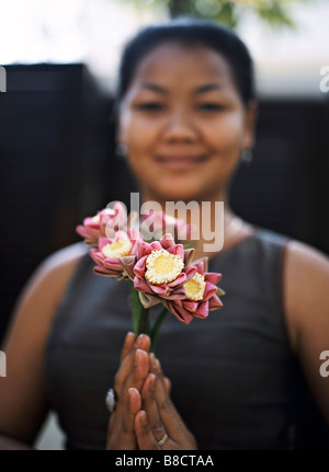 Frau hält roten Lotusblüten, FCC Angkor, Siem Reap, Kambodscha Stockfoto