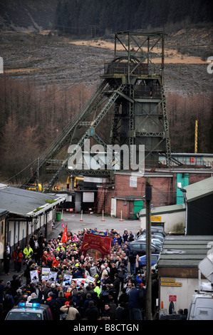 BERGLEUTE MARSCHIEREN VOM TOWER COLLIERY IN HIRWAUN S WALES NACH IHRER STILLLEGUNG ON 25. JANUAR 2008 GROßBRITANNIEN Stockfoto