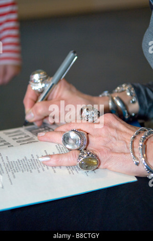 Die Hände der Dame Jacqueline Wilson in Ringe Unterzeichnung Autogramm. Stockfoto