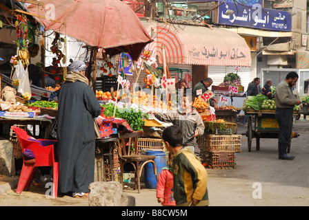 KAIRO, ÄGYPTEN. A Straßenszene in Alt-Kairo. Obst- und Gemüsemarkt. Stockfoto