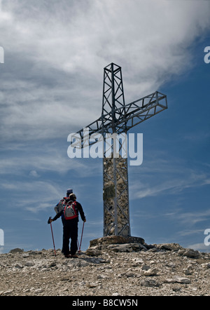 Kreuzen Sie sich am Gipfel des Sass Pordoi, Italien Stockfoto