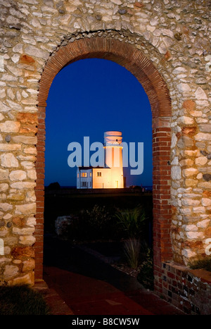 Der Leuchtturm am alten Hunstanton fotografiert nachts durch den Bogen Weg von der Kapelle des St. Edmund, Norfolk UK Stockfoto