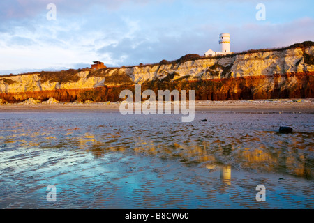 Die berühmten gestreiften Klippen am alten Hunstanton an der Küste von Norfolk mit Hunstanton Leuchtturm auf den Klippen Stockfoto