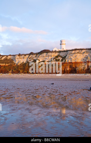 Die berühmten gestreiften Klippen am alten Hunstanton an der Küste von Norfolk mit Hunstanton Leuchtturm auf den Klippen Stockfoto