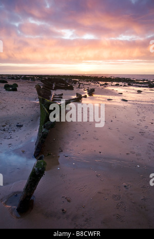 Der Schiffbruch des Rumpfes des Sheraton erfasst bei Sonnenuntergang an der North Norfolk Küste alte Hunstanton. Stockfoto