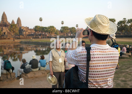 Touristen nehmen Bilder Tempel Angkor Wat, Kambodscha Stockfoto