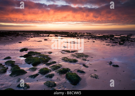 Dramatischen Sonnenuntergang am alten Hunstanton an der North Norfolk Küste mit Blick auf The Wash. Stockfoto