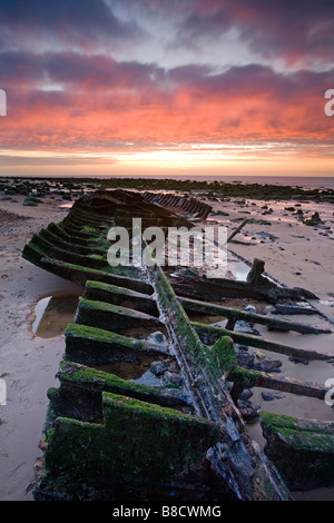 Der Schiffbruch des Rumpfes des Sheraton erfasst bei Sonnenuntergang an der North Norfolk Küste alte Hunstanton. Stockfoto