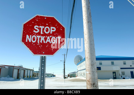 Stoppen Sie Zeichen, Cambridge Bay, Nunavut Stockfoto