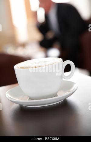 Tasse Kaffee auf einem Tisch in einem café Stockfoto