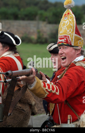 Rotrock Soldaten laden die Bajonette auf die 2008 Nachstellung der Schlacht von Prestonpans, Schottland. Stockfoto