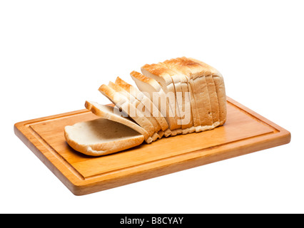 Brot in Scheiben Weißbrot auf einem hölzernen Brot-Brett auf weiß Stockfoto