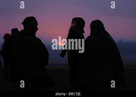 EINE FAMILIE UHR DEN SONNENAUFGANG IN STONEHENGE WÄHREND DER FEIERLICHKEITEN DER WINTERSONNENWENDE WILTSHIRE UK Stockfoto