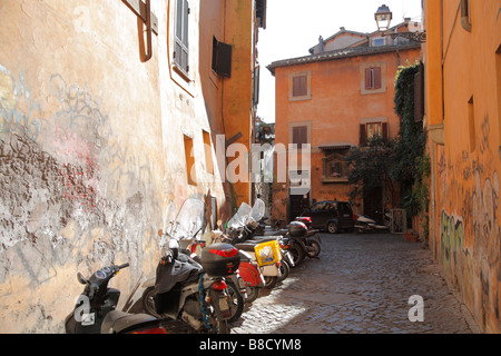 Straße mit geparkten Rollern, Rom, Italien Stockfoto