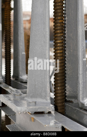 Gewinde des Handrades betriebene Schleuse. Stockfoto