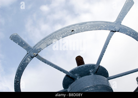 Rad der Hand betrieben Schleuse über blauer Himmel mit Wolken. Stockfoto