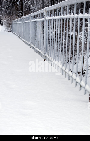 Brücke Weg bedeckt mit Schnee und alte menschliche Schritte. Stockfoto