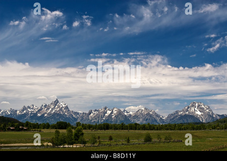 Vereisung Altocumulus-Wolken über die Grand Teton Berge in Wyoming. Stockfoto