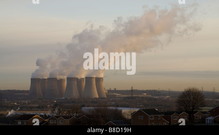 RATCLIFFE AUF SOAR COALFIRED KRAFTWERK MIT VOLLER KRAFT AUF EIN NOCH FEBRUAR WINTERMORGEN VON DER M1 STRAßENBRÜCKE Stockfoto