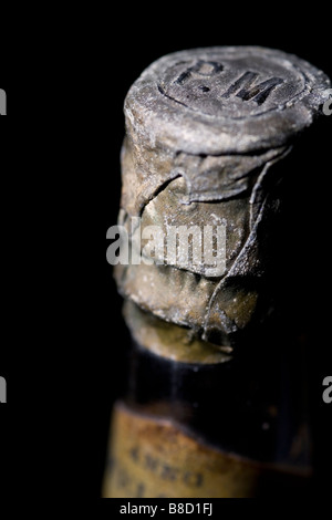 Schließen Sie Studie von einem alten Melchers-Miniatur-Flasche mit Fokus auf die Metallkappe Stockfoto