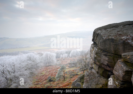 Ein Winter-Raureif gesehen von Stanage Edge im Peak District Stockfoto