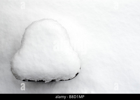 Einsame Poller am Pier mit Schnee bedeckt. Stockfoto