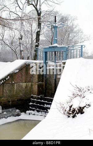 Ansicht von Hand betrieben dam Schleuse über kleine Fluss. Stockfoto