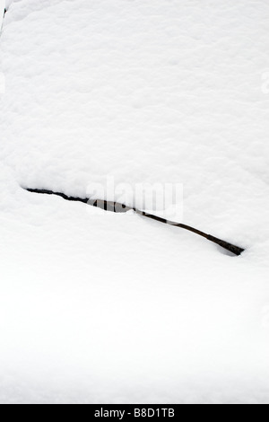 Windschutzscheibe mit Schnee bedeckt. Stockfoto