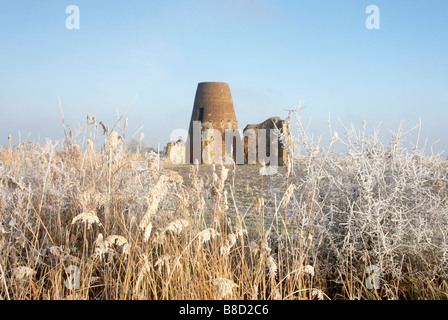 Abtei St. Benet an einem gefrorenen Tag nach einem dramatischen Winter Rauhreif auf den Norfolk Broads Stockfoto