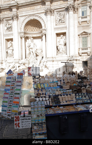 Souvenir-Stand in der Nähe von Fontana di Trevi, Rom, Italien Stockfoto