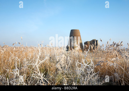 Abtei St. Benet an einem gefrorenen Tag nach einem dramatischen Winter Rauhreif auf den Norfolk Broads Stockfoto