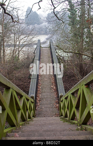 Fußgänger Fußgängerbrücke über einer stillgelegten Eisenbahnstrecke Stockfoto