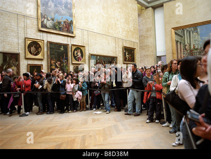 Touristen, die die Bilder von der Mona Lisa im Louvre in Paris Stockfoto