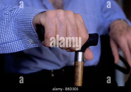 Älterer Mann, der einen Stock oder einen Gehstock in der Nähe hält. Behinderte, Behinderte allein. Nahaufnahme oder Nahaufnahme des Alters mit Behinderung. Stockfoto